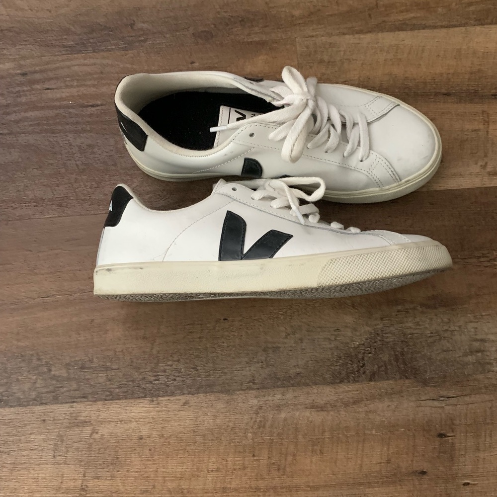 VEJA TENNIS SHOES